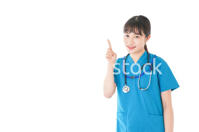 指をさす笑顔の若いナース