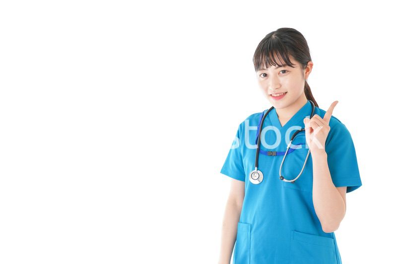 指をさす笑顔の若いナース