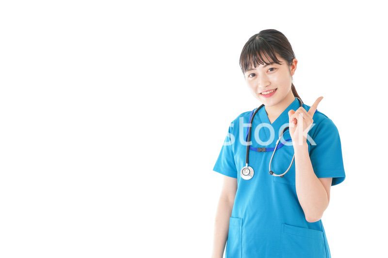 指をさす笑顔の若いナース