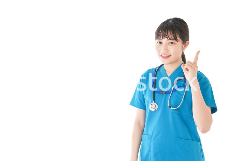 指をさす笑顔の若いナース