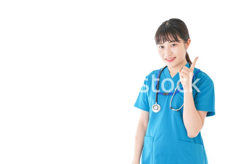 指をさす笑顔の若いナース