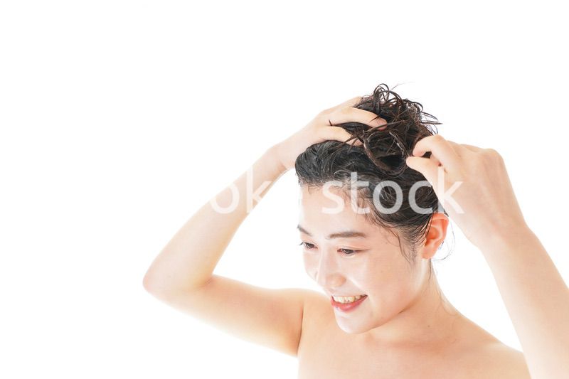 シャンプーをする若い女性