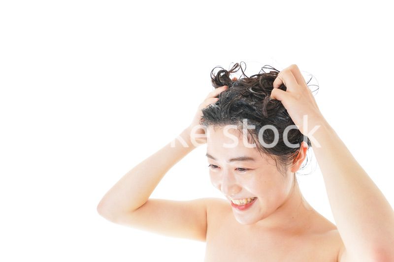 シャンプーをする若い女性