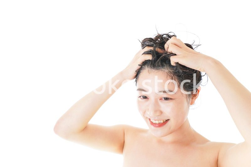 シャンプーをする若い女性