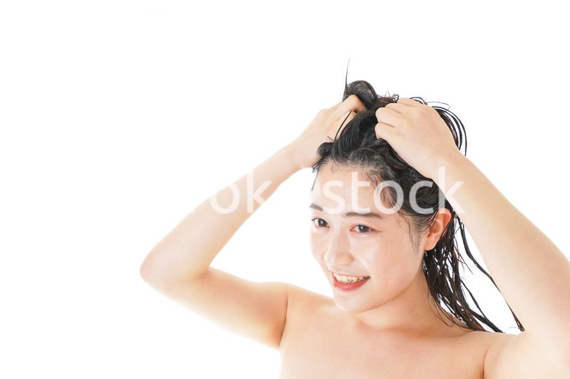 シャンプーをする若い女性