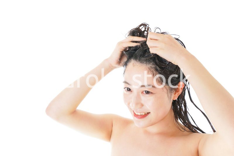 シャンプーをする若い女性
