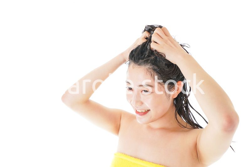 シャンプーをする若い女性
