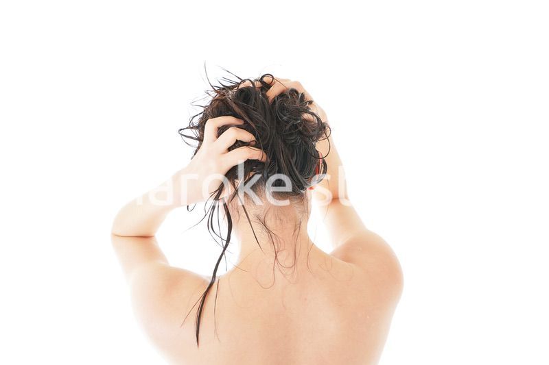 シャンプーをする若い女性