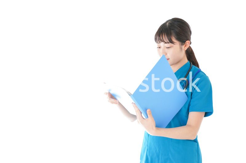 笑顔の若いナース