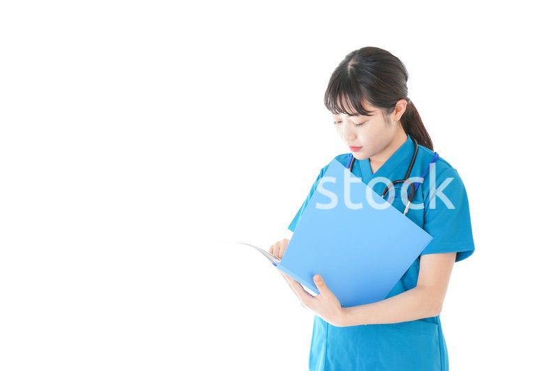 笑顔の若いナース