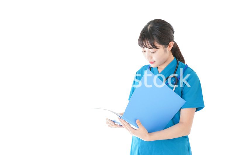 笑顔の若いナース