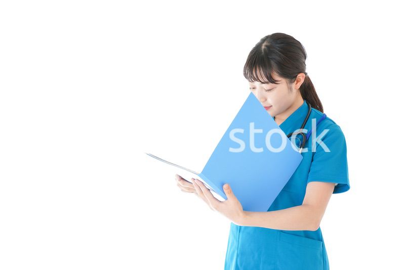 笑顔の若いナース