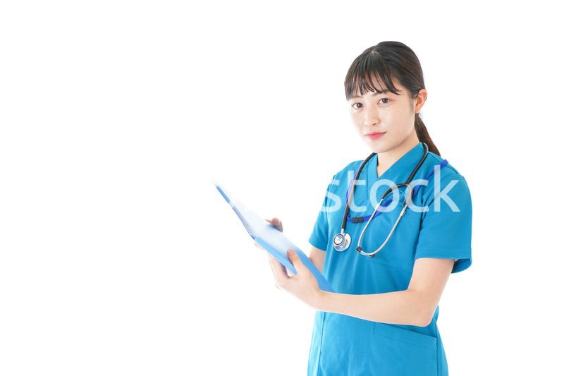 笑顔の若いナース