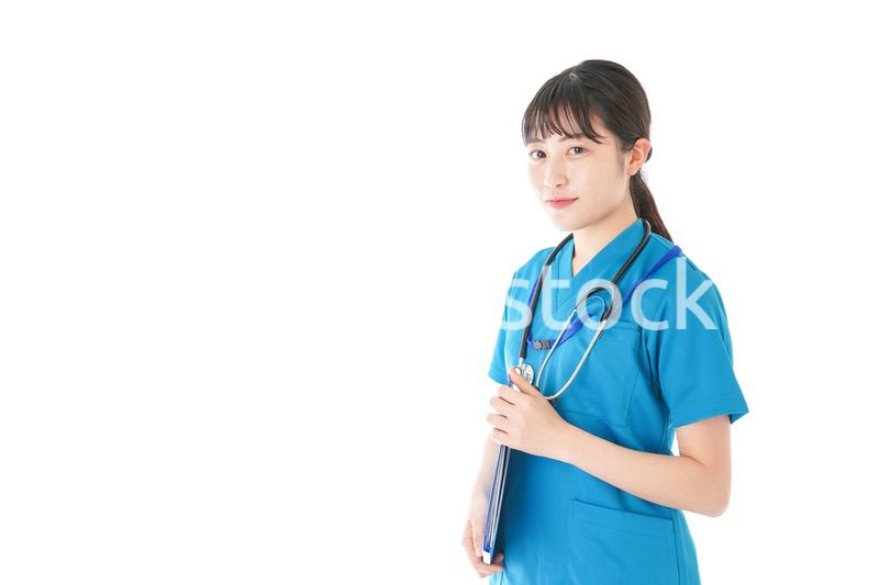 笑顔の若いナース