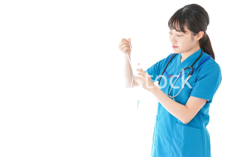 点滴を使う笑顔の若いナース