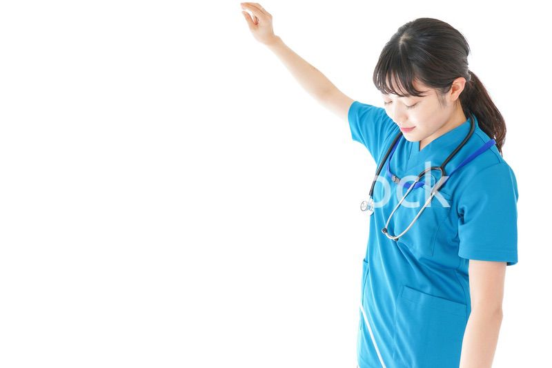 点滴を使う笑顔の若いナース