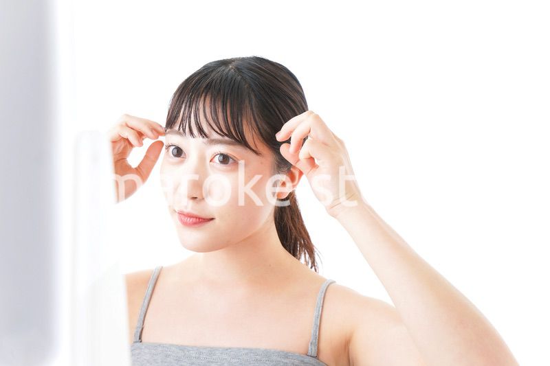 スキンケアをする若い女性