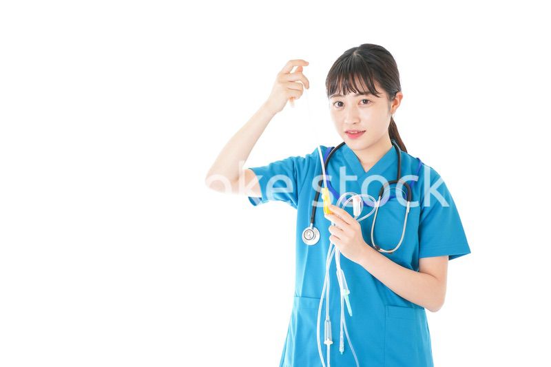 点滴を使う笑顔の若いナース