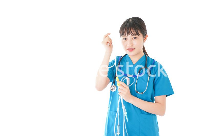 点滴を使う笑顔の若いナース