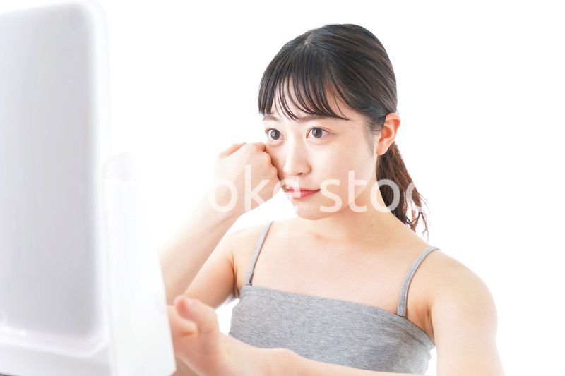 スキンケアをする若い女性