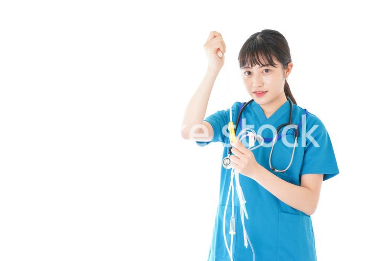 点滴を使う笑顔の若いナース