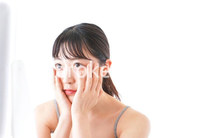 スキンケアをする若い女性