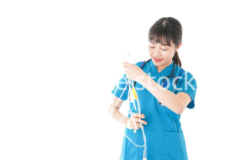 点滴を使う笑顔の若いナース