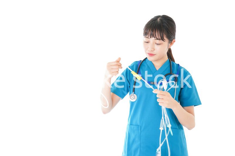 点滴を使う笑顔の若いナース