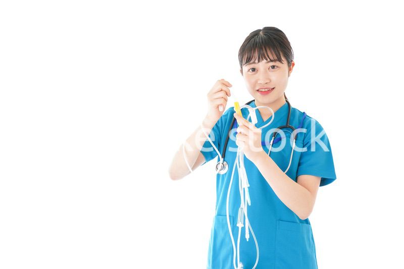 点滴を使う笑顔の若いナース