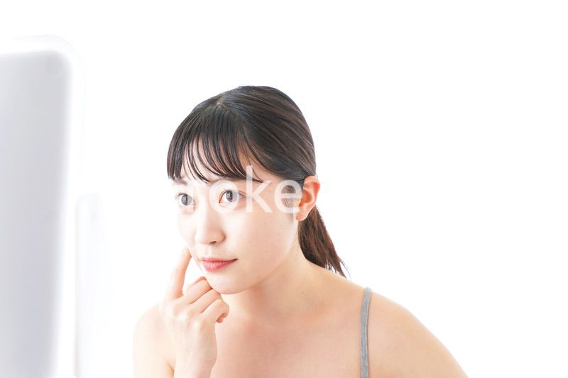 スキンケアをする若い女性