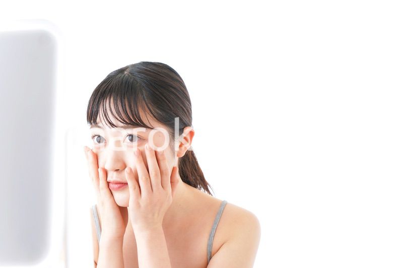 スキンケアをする若い女性