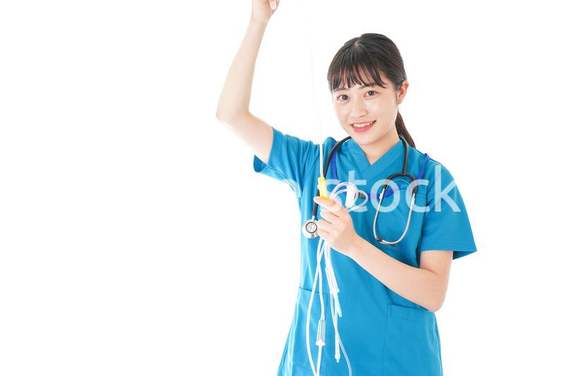 点滴を使う笑顔の若いナース