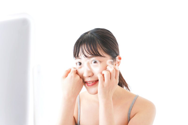 スキンケアをする若い女性