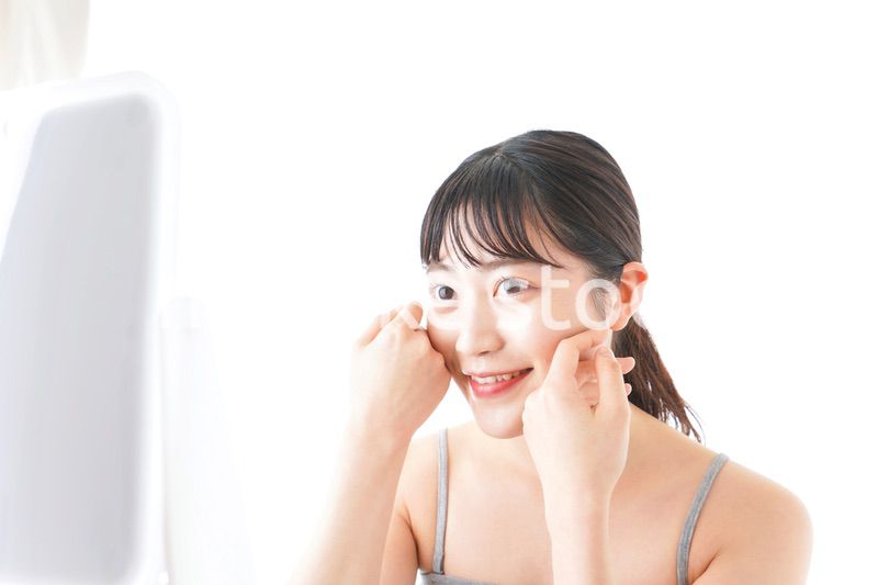 スキンケアをする若い女性