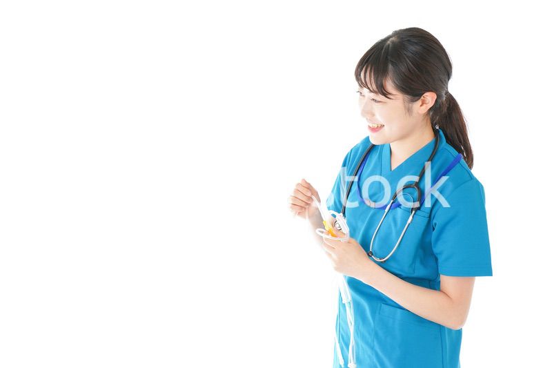 点滴を使う笑顔の若いナース