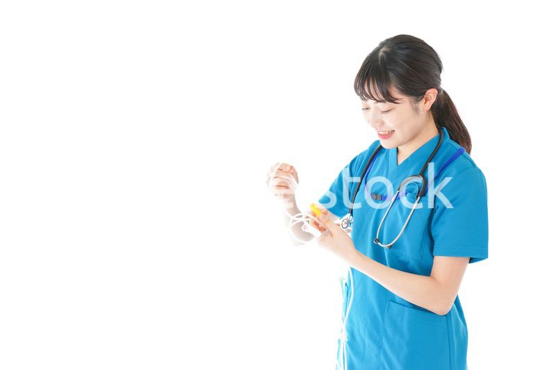 点滴を使う笑顔の若いナース