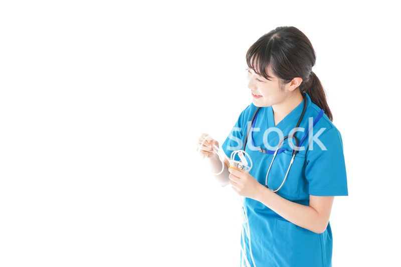 点滴を使う笑顔の若いナース