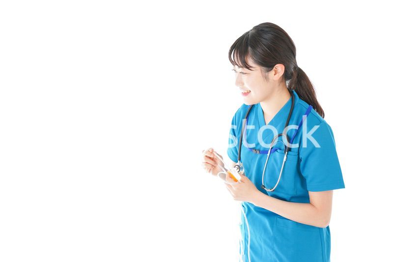 点滴を使う笑顔の若いナース