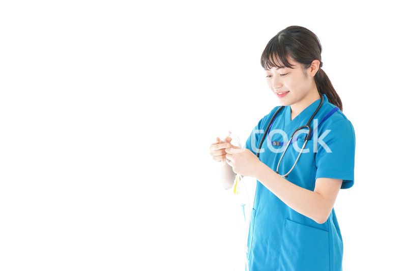 点滴を使う笑顔の若いナース