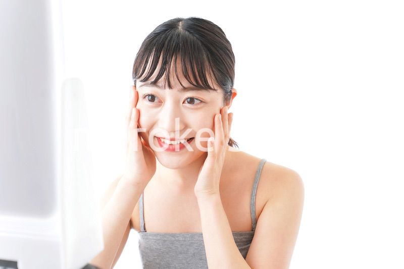 スキンケアをする若い女性