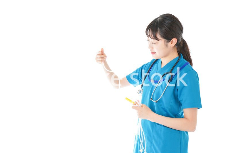 点滴を使う笑顔の若いナース