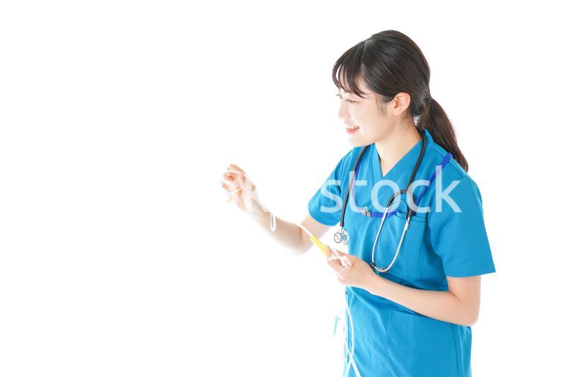 点滴を使う笑顔の若いナース