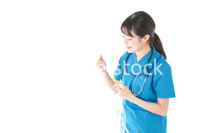 点滴を使う笑顔の若いナース