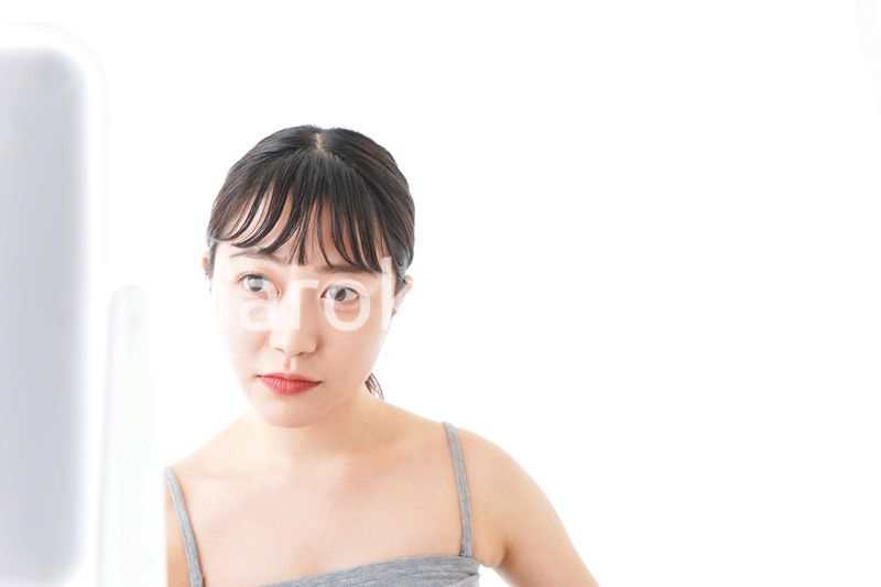 スキンケアをする若い女性