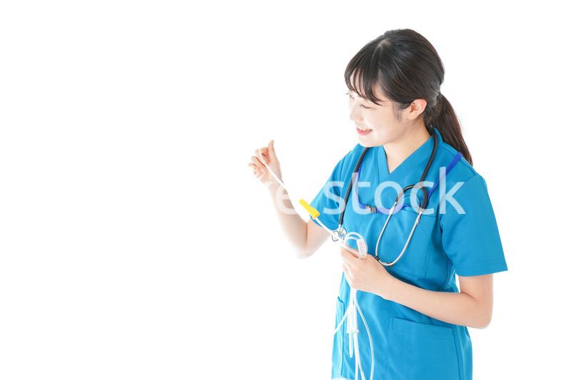 点滴を使う笑顔の若いナース