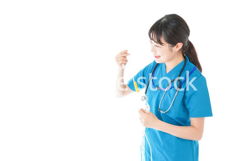 点滴を使う笑顔の若いナース