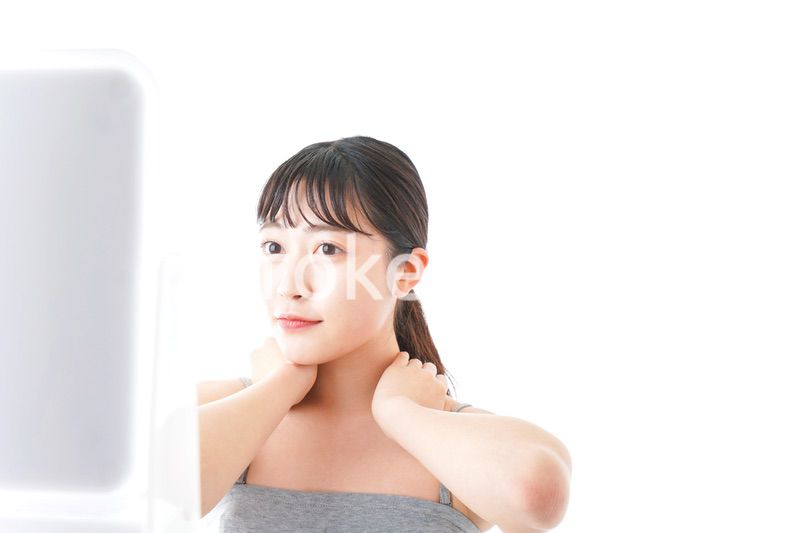 スキンケアをする若い女性