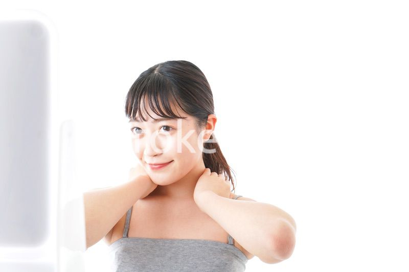 スキンケアをする若い女性