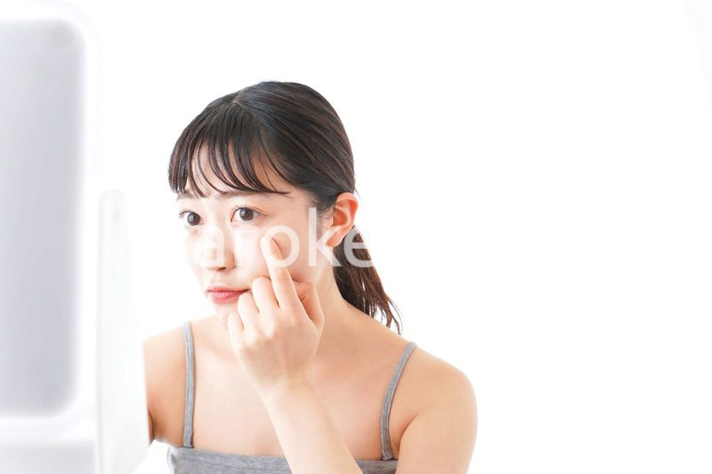 スキンケアをする若い女性