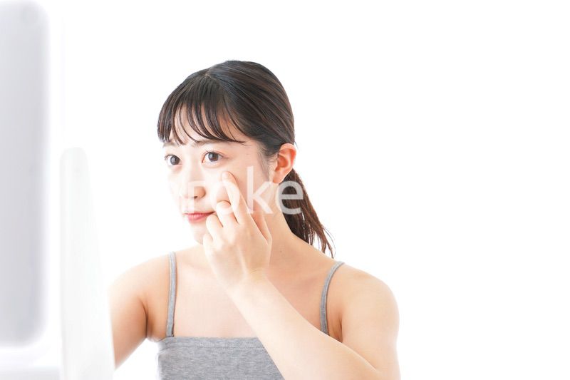 スキンケアをする若い女性